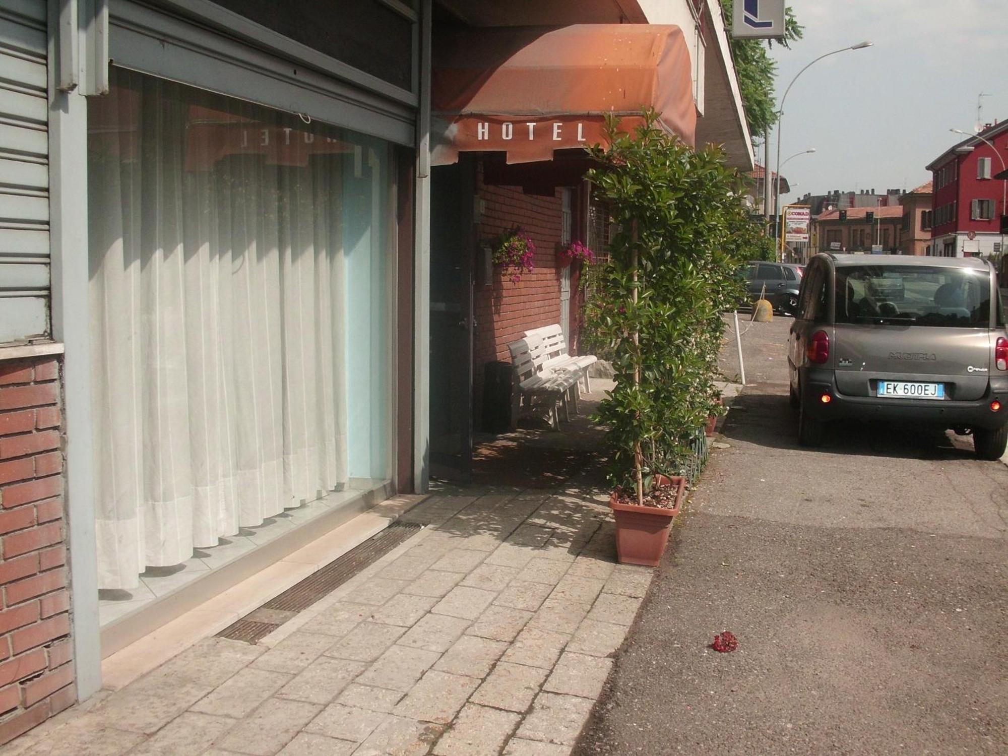 Hotel Lombardia Seveso エクステリア 写真