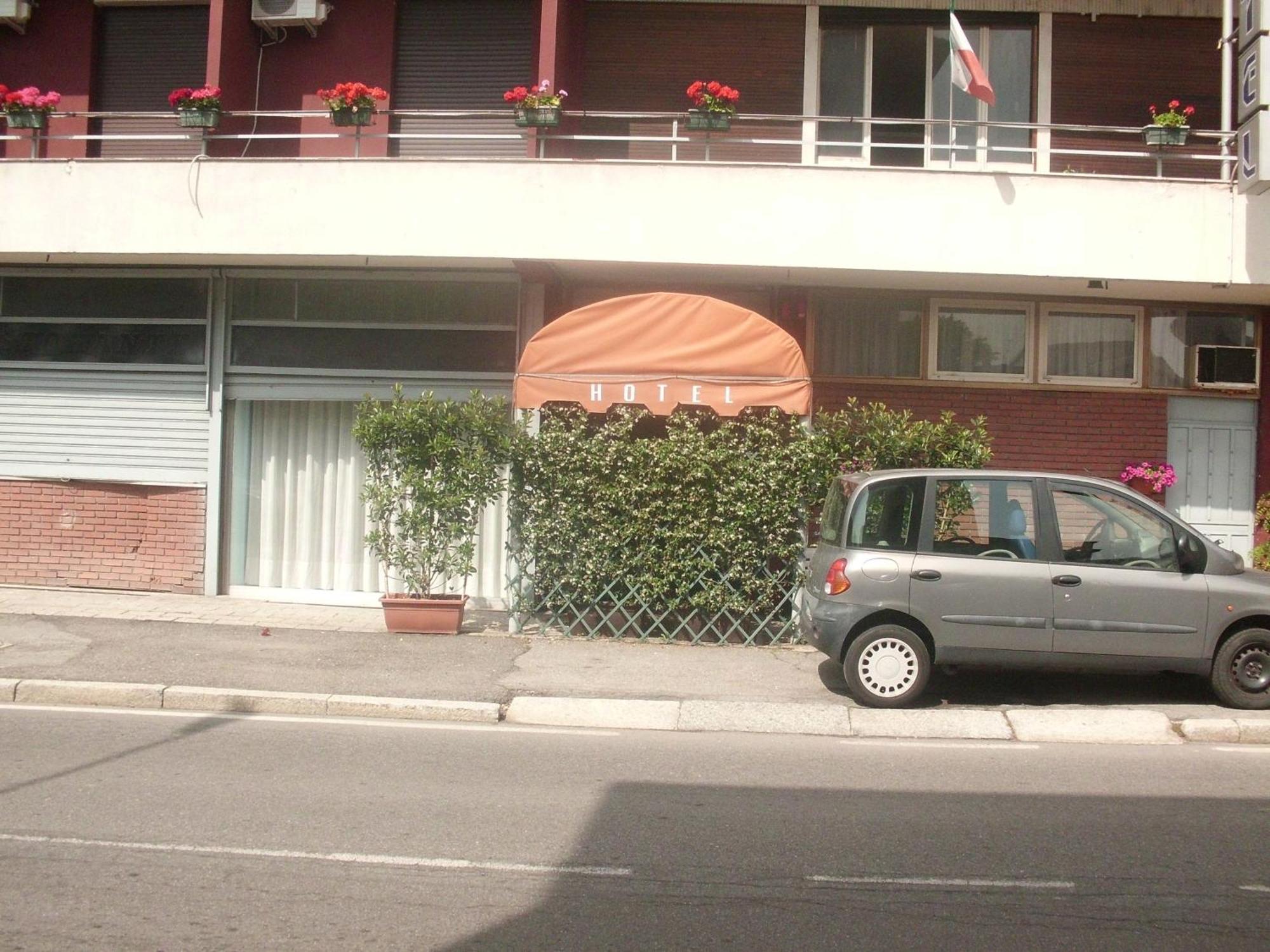 Hotel Lombardia Seveso エクステリア 写真